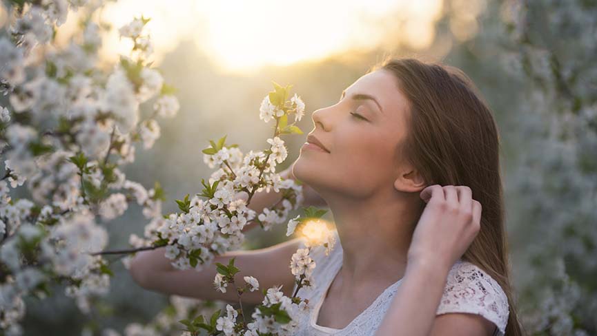 een vrouw die geniet van bloesem aan de bomen